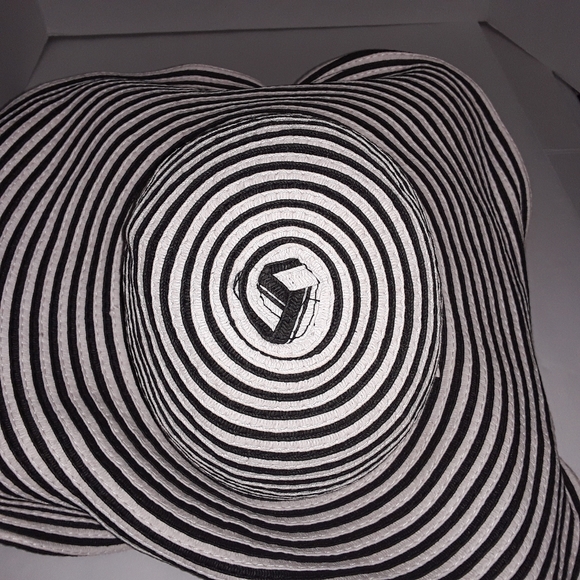 Sunhat - Magid Hats Paper Black & White Sunhat - EUC - Picture 4 of 5